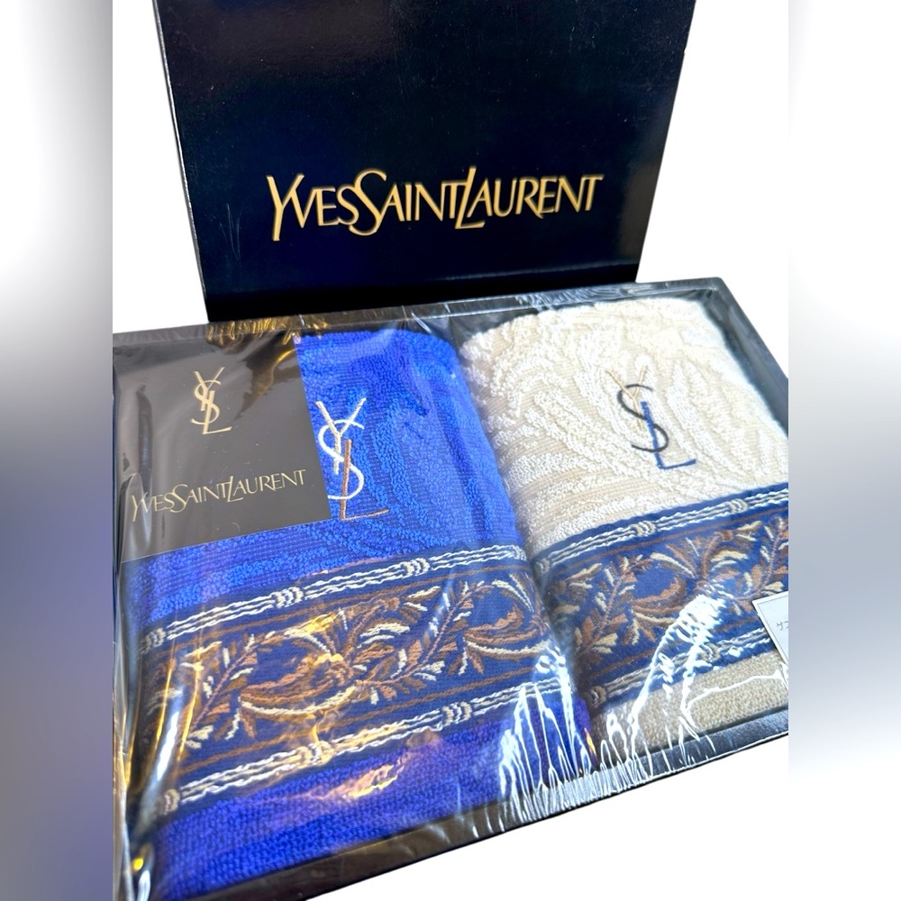 28-25 Yves Saint Laurent Blue and Cream Towel Set - Picture 3 of 6